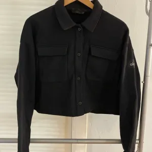 alo yoga Renown Cropped Button Up size S/M
