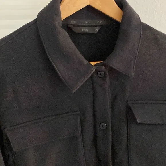 alo yoga Renown Cropped Button Up size S/M