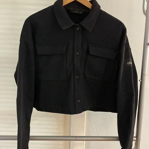 alo yoga Renown Cropped Button Up size S/M