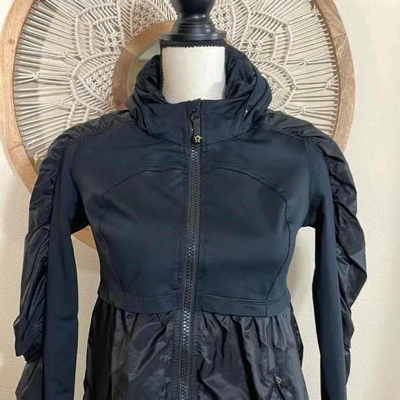 Lululemon super tracker jacket black size 6
