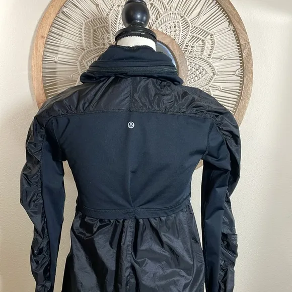 Lululemon super tracker jacket black size 6