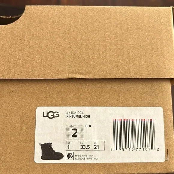 NEW in box UGG neumel kids 2, unisex