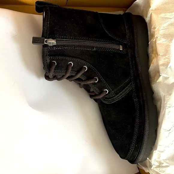 NEW in box UGG neumel kids 2, unisex