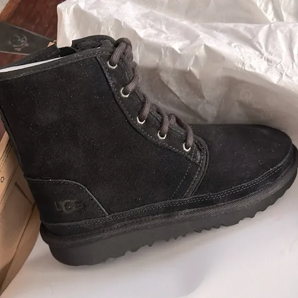 NEW in box UGG neumel kids 2, unisex