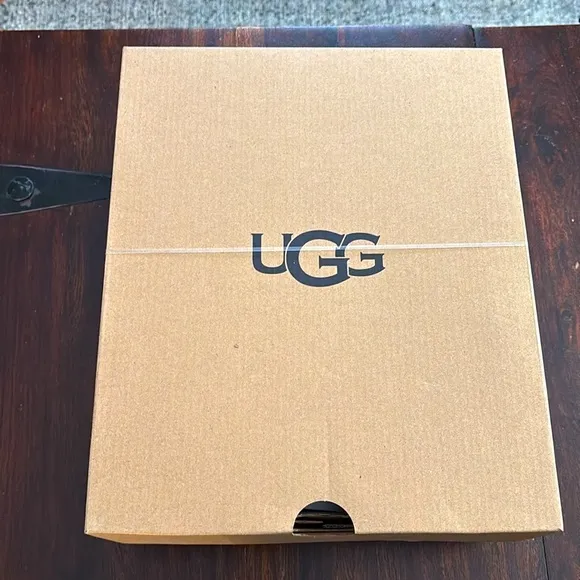 NEW in box UGG neumel kids 2, unisex