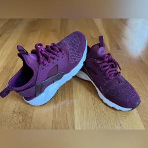 NIKE Huarache Big Kids - size 5.5Y - color maroon
