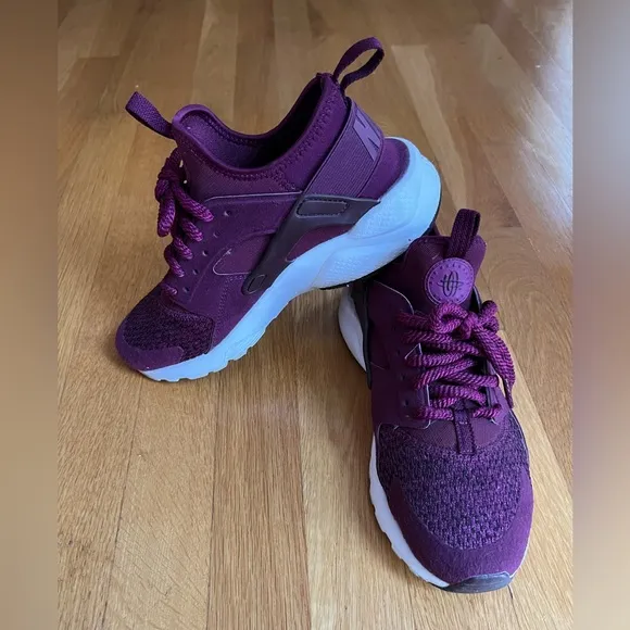 NIKE Huarache Big Kids - size 5.5Y - color maroon