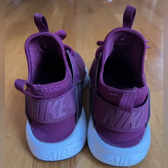NIKE Huarache Big Kids - size 5.5Y - color maroon