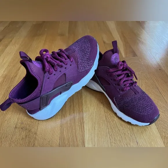 NIKE Huarache Big Kids - size 5.5Y - color maroon