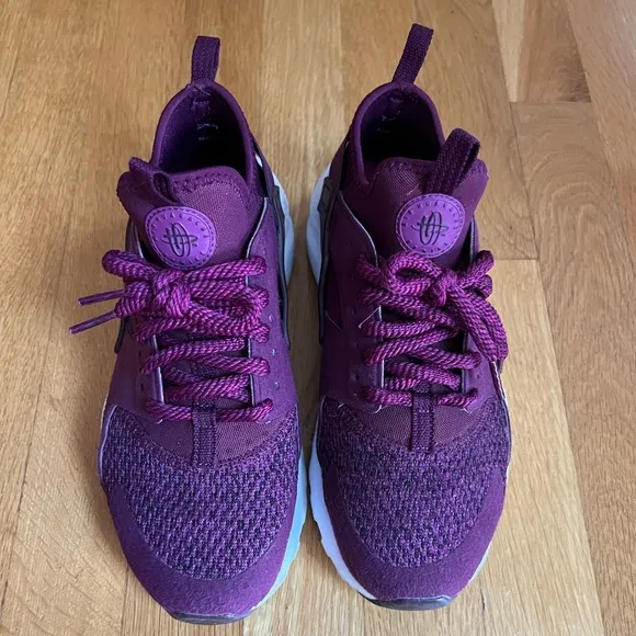 NIKE Huarache Big Kids - size 5.5Y - color maroon