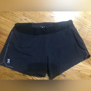 On Cloud Women’s Black Running Shorts Sz L