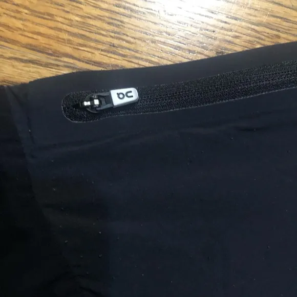 On Cloud Women’s Black Running Shorts Sz L