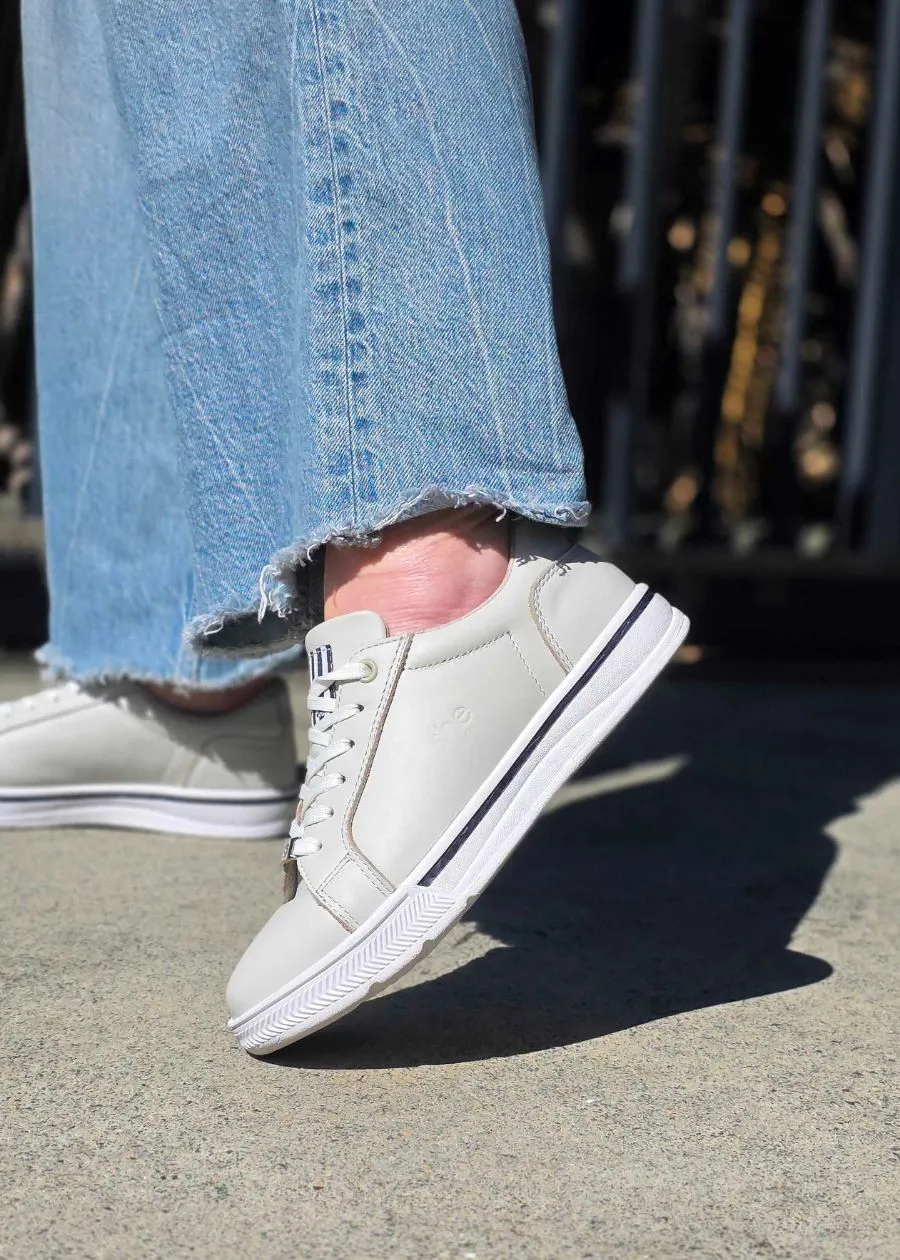 Supports 2: womens sneaker